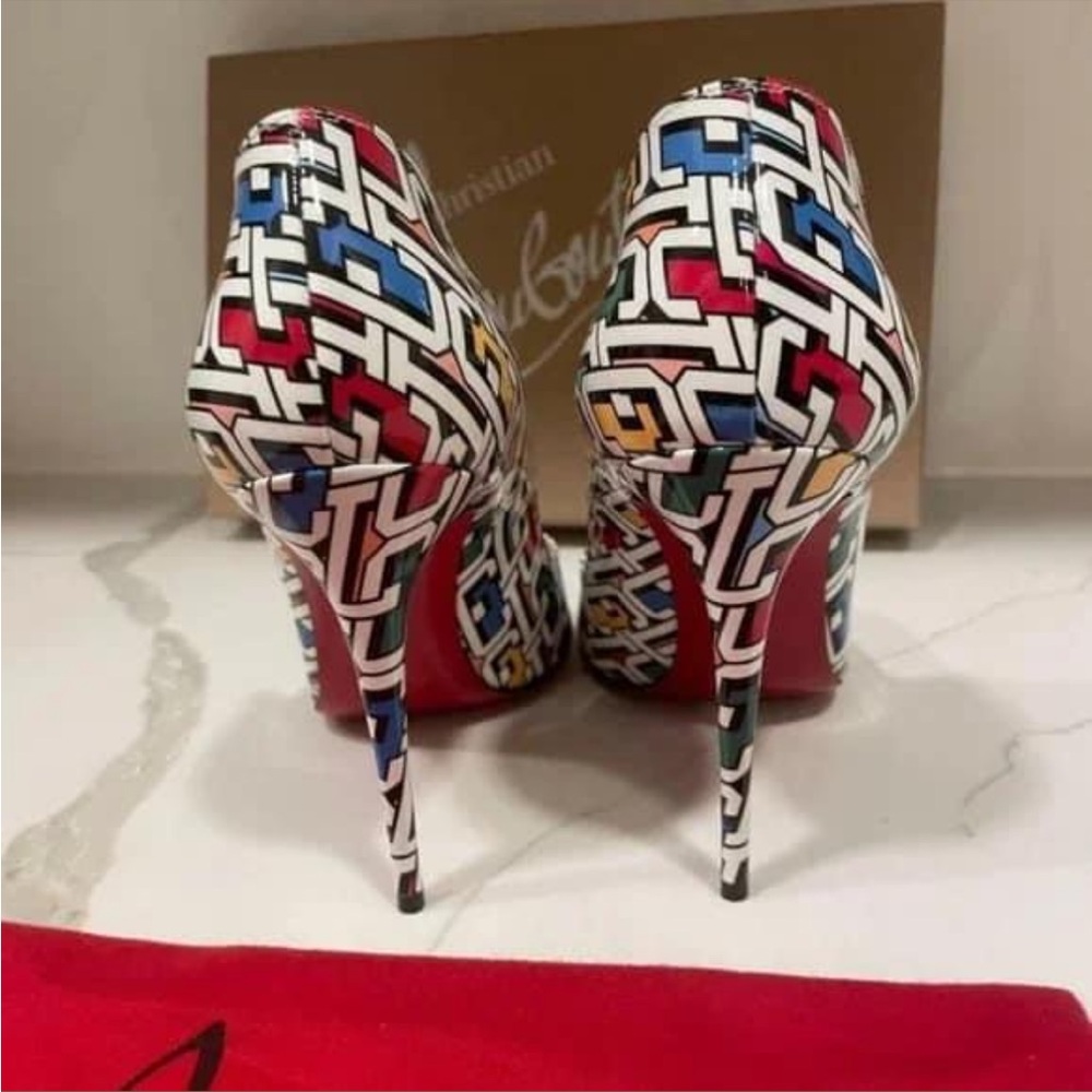 Louis Vuitton size 38.5 Condition 10/10